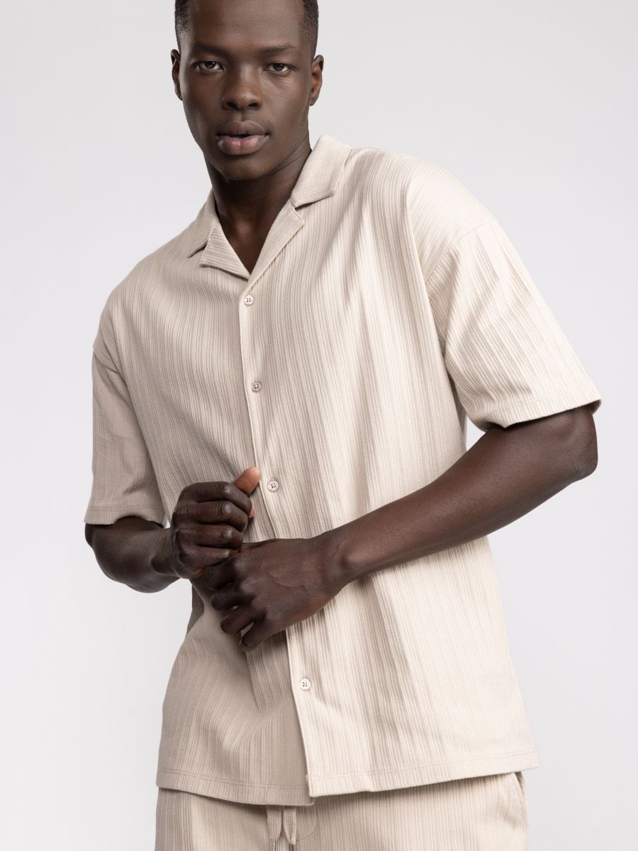 חולצה מכופתרת עם טקסטורת פסים לגבר