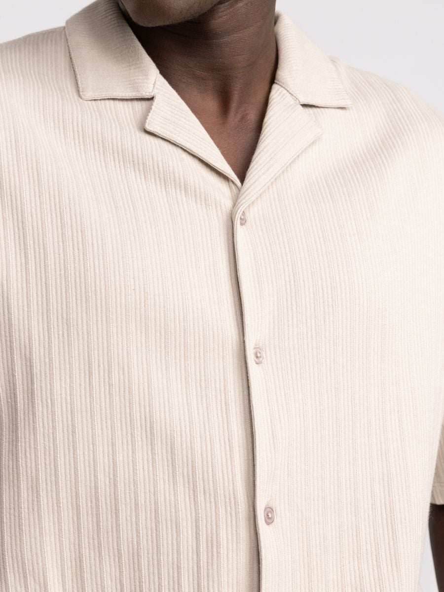 חולצה מכופתרת עם טקסטורת פסים לגבר