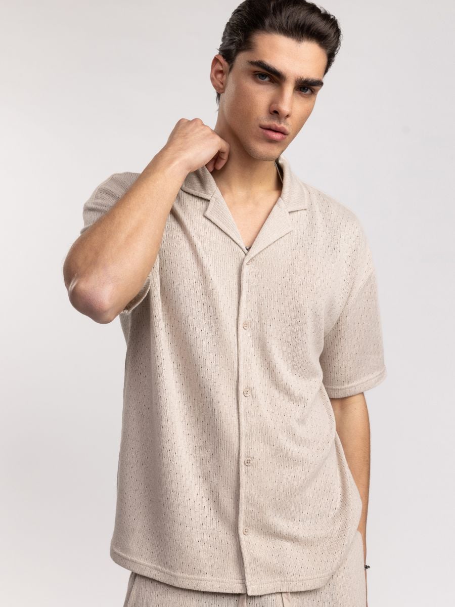 חולצה מכופתרת קצרה בטקסטורה מחוררת