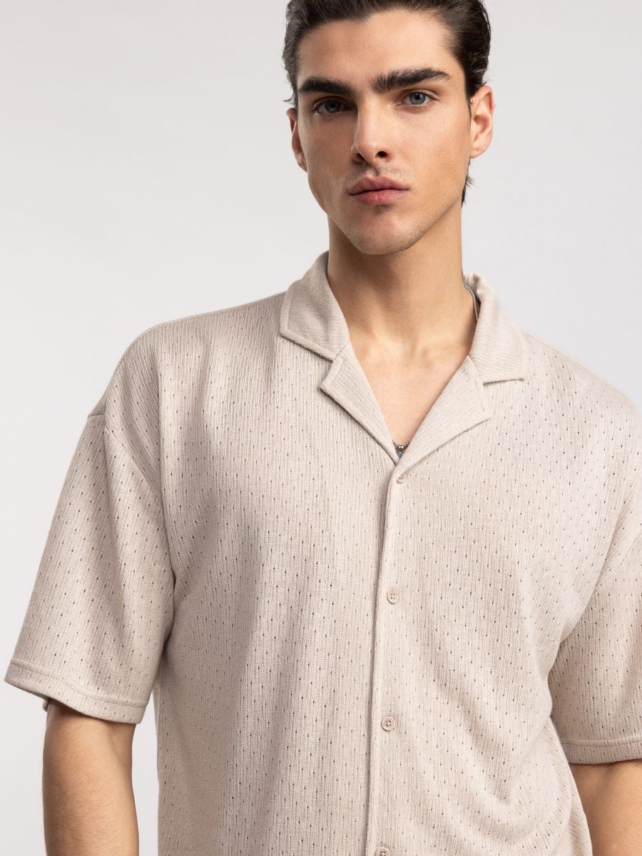 חולצה מכופתרת קצרה בטקסטורה מחוררת