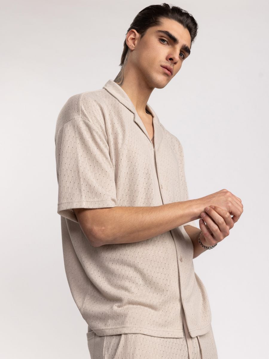 חולצה מכופתרת קצרה בטקסטורה מחוררת