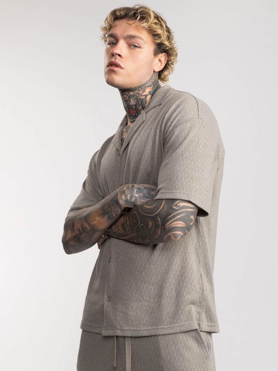 חולצה מכופתרת קצרה בטקסטורה מחוררת