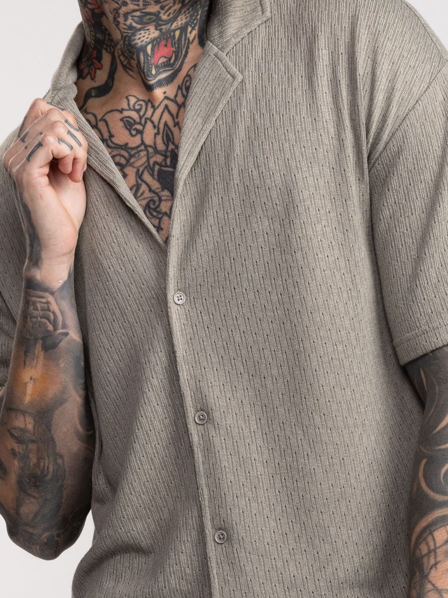 חולצה מכופתרת קצרה בטקסטורה מחוררת