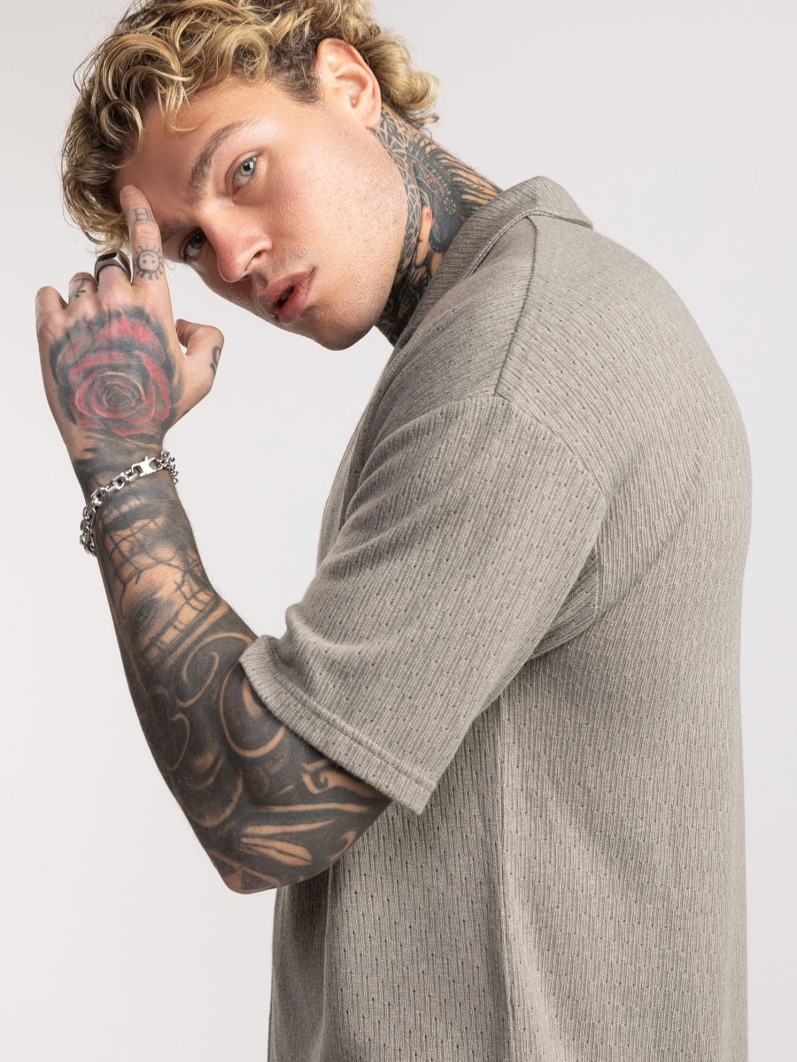 חולצה מכופתרת קצרה בטקסטורה מחוררת