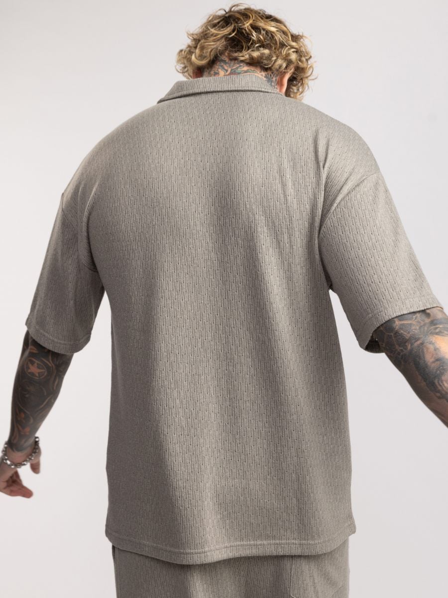 חולצה מכופתרת קצרה בטקסטורה מחוררת