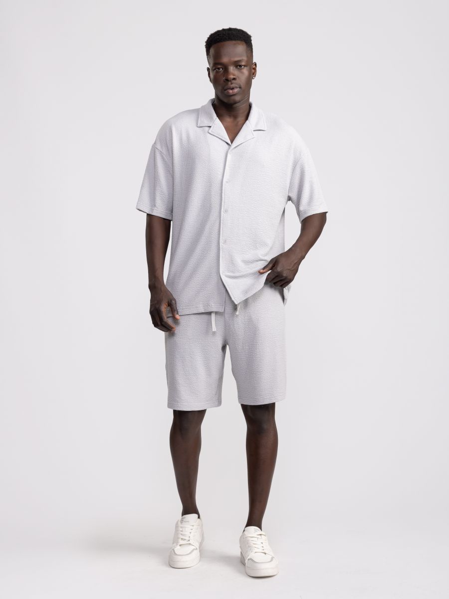 חולצת כפתורים קצרהב לגבר עם טקסטורה