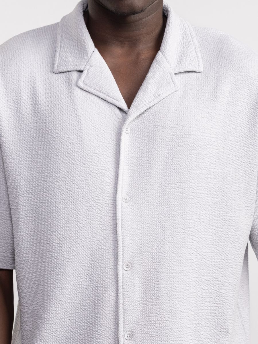 חולצת כפתורים קצרהב לגבר עם טקסטורה