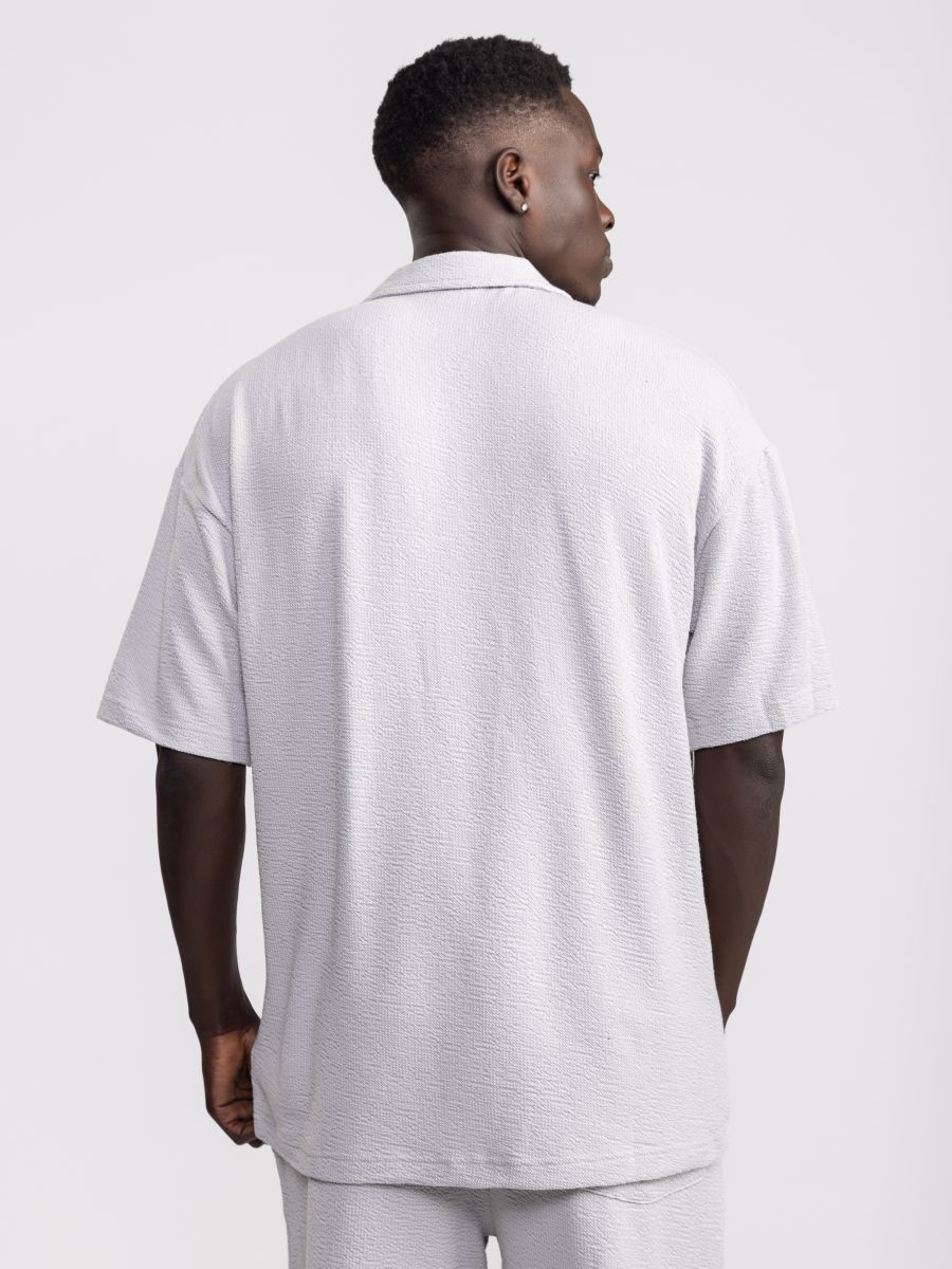 חולצת כפתורים קצרהב לגבר עם טקסטורה