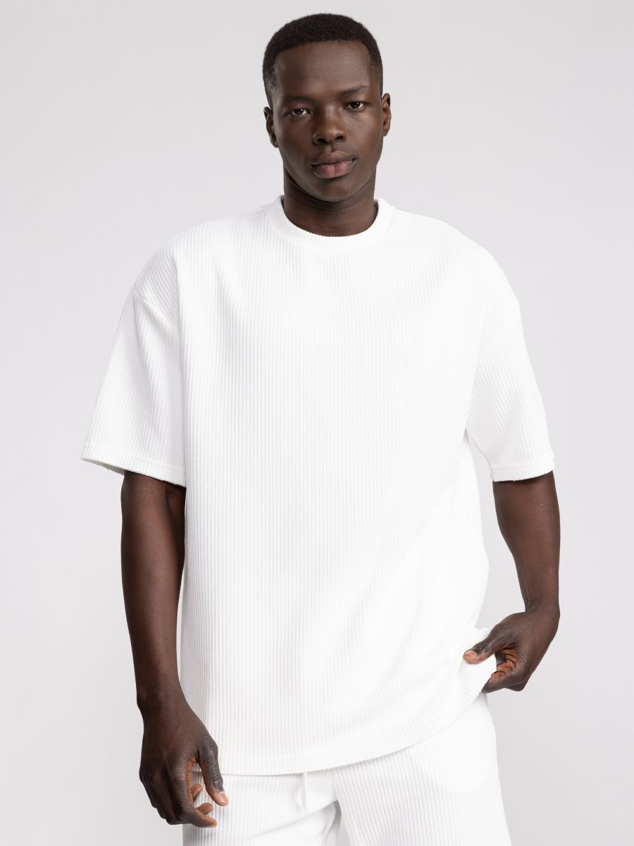 חולצת טי שירט לגבר עם טקסטורה עדינה