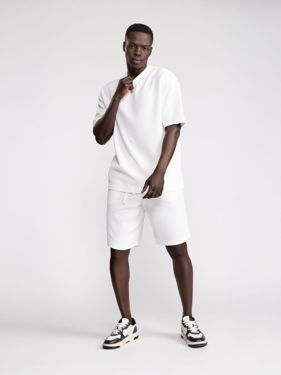 חולצת טי שירט לגבר עם טקסטורה עדינה