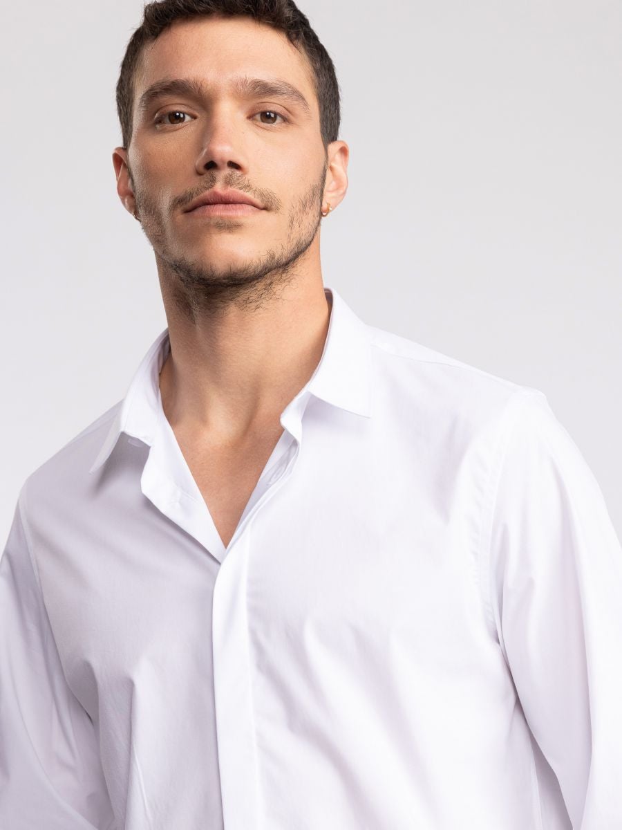 חולצת פרמיום מכופתרת לגבר בגיזרה קלאסית