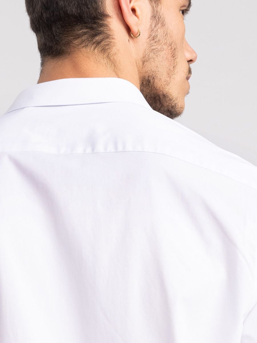 חולצת פרמיום מכופתרת לגבר בגיזרה קלאסית