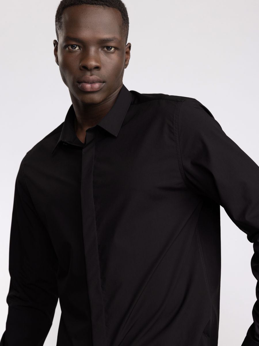 חולצת פרמיום מכופתרת לגבר בגיזרה קלאסית