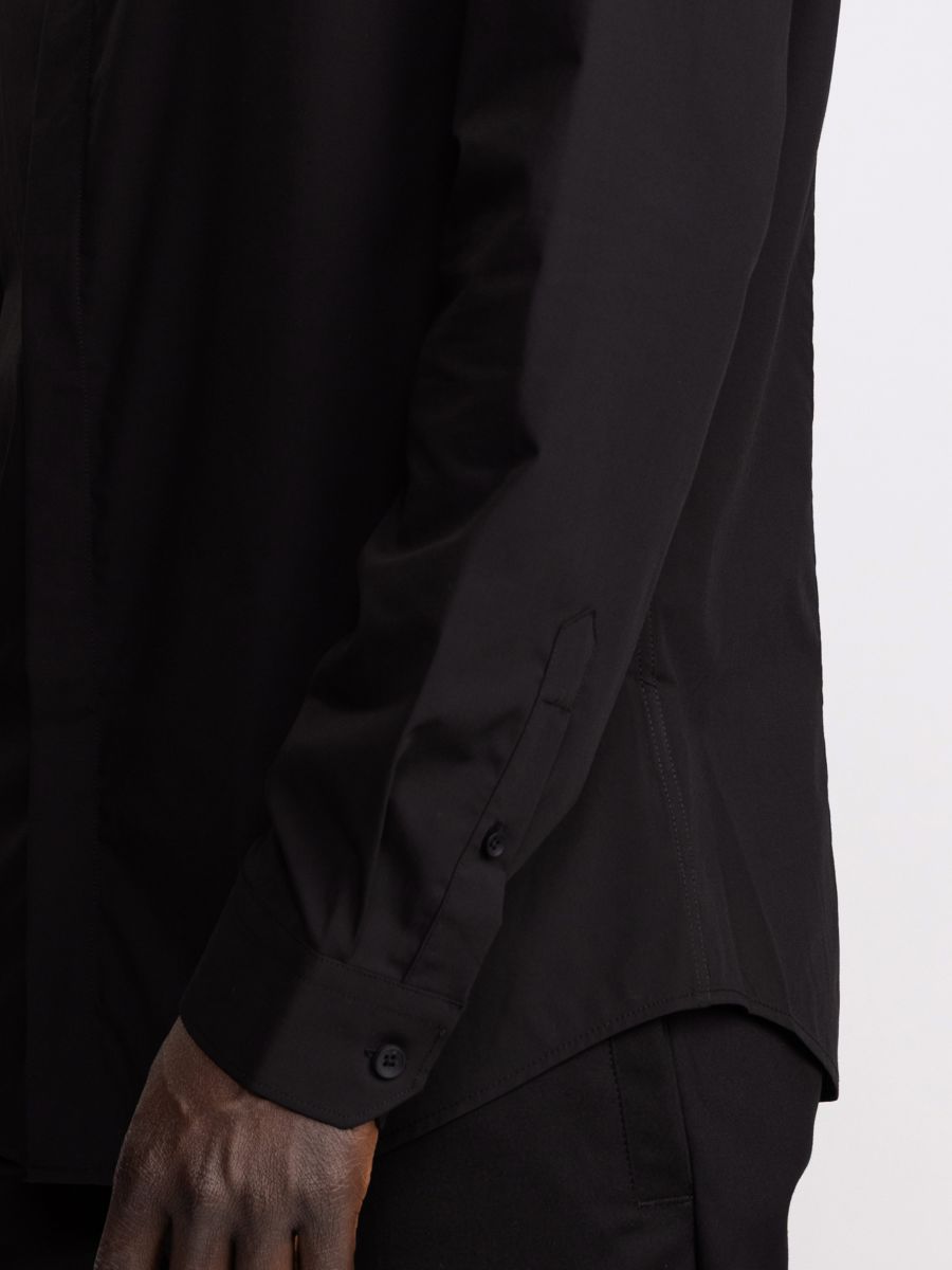 חולצת פרמיום מכופתרת לגבר בגיזרה קלאסית