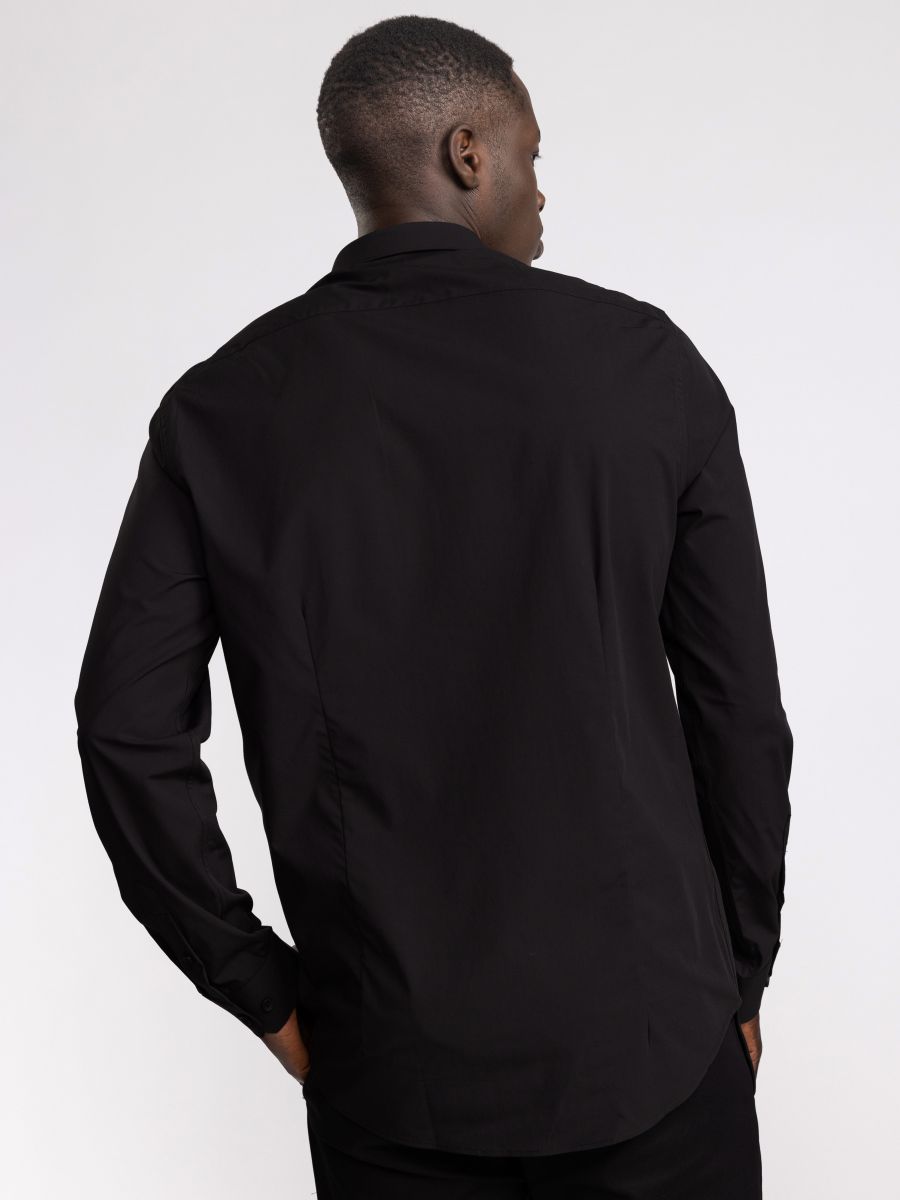 חולצת פרמיום מכופתרת לגבר בגיזרה קלאסית