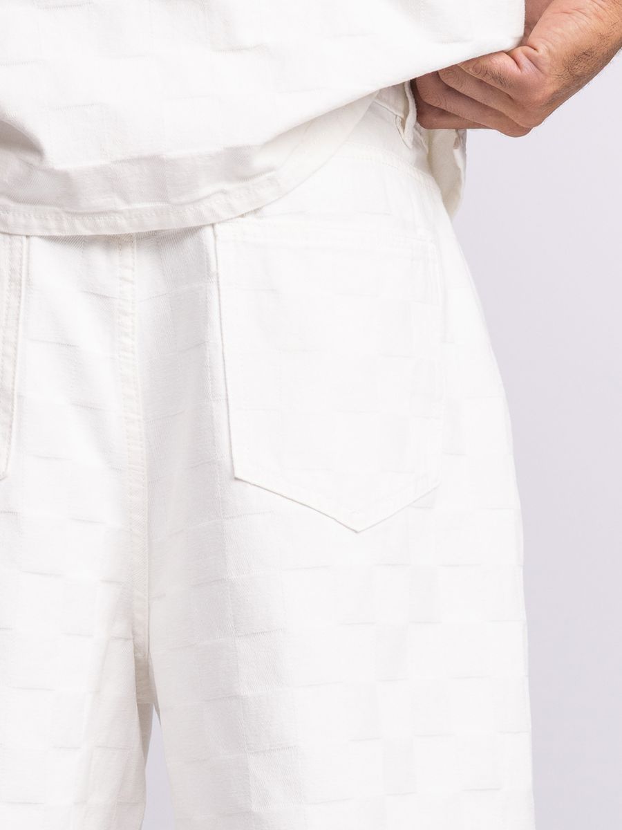 מכנסי ריזורט קצרים לגבר עם טקסטורה משובצת