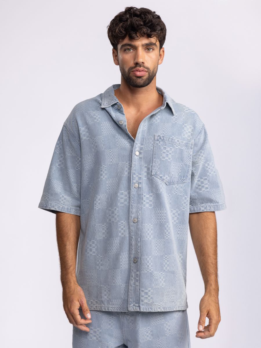 חולצת דנים לגבר טקסטורלית עם כפתורים