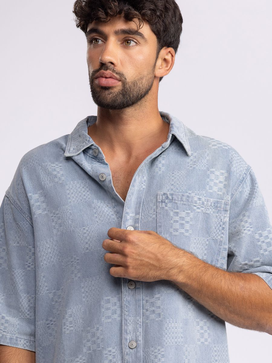 חולצת דנים לגבר טקסטורלית עם כפתורים