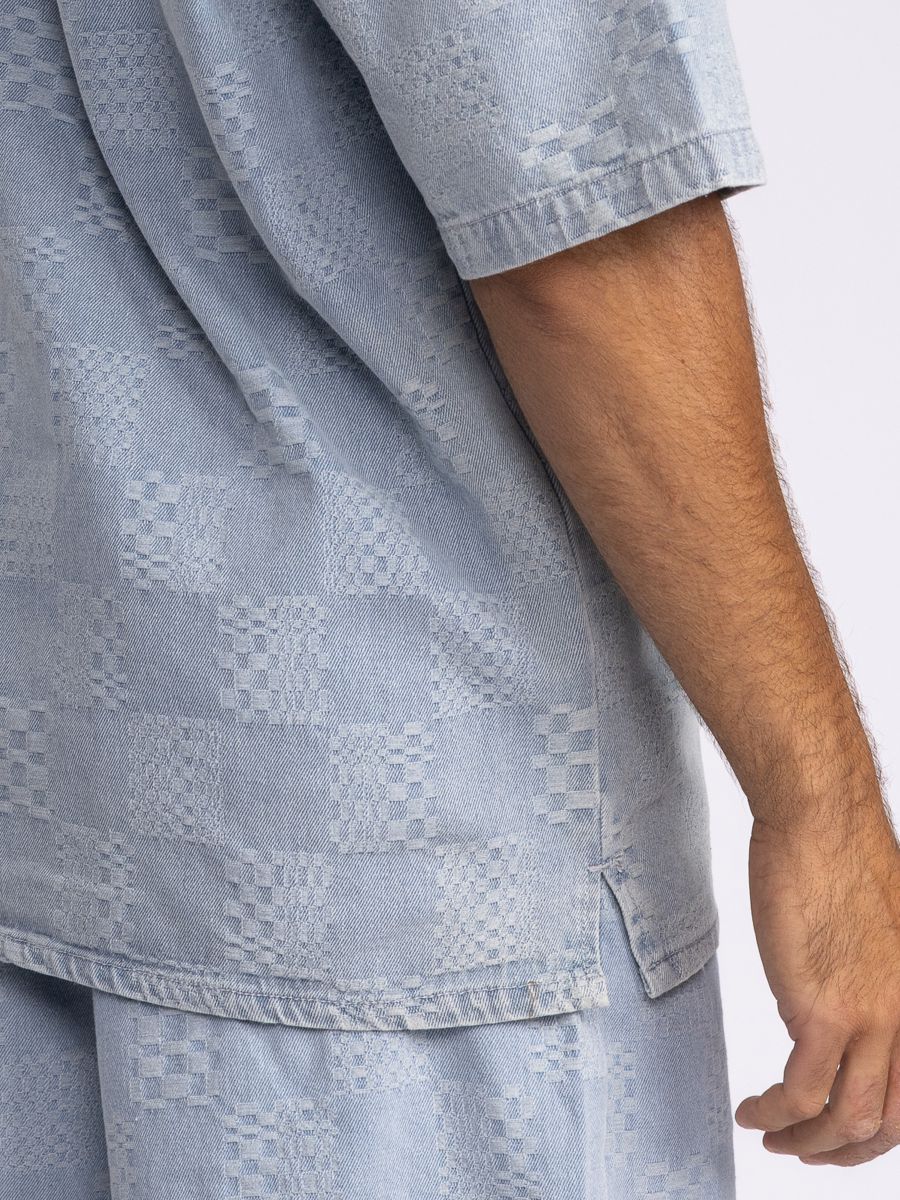 חולצת דנים לגבר טקסטורלית עם כפתורים