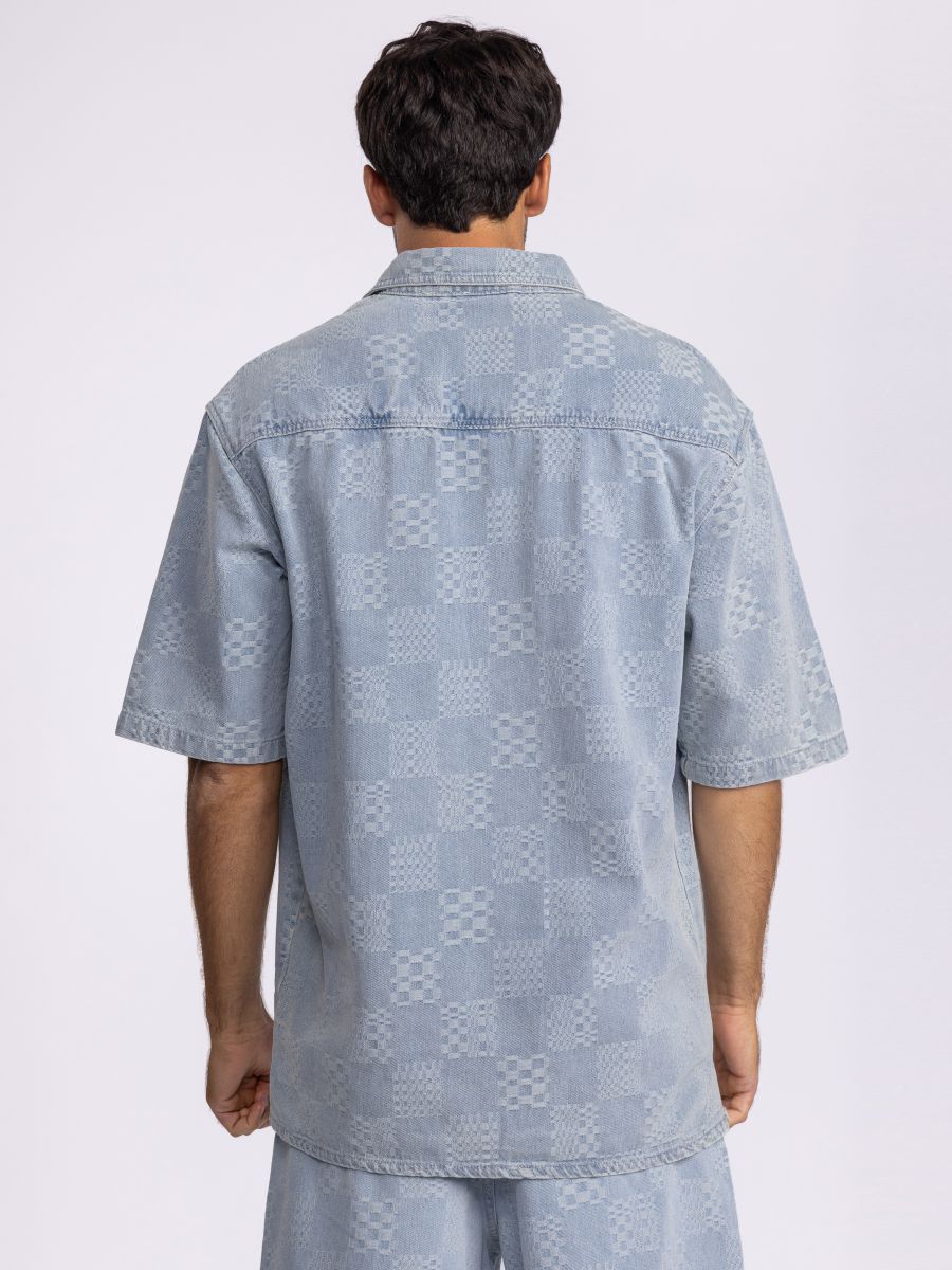 חולצת דנים לגבר טקסטורלית עם כפתורים