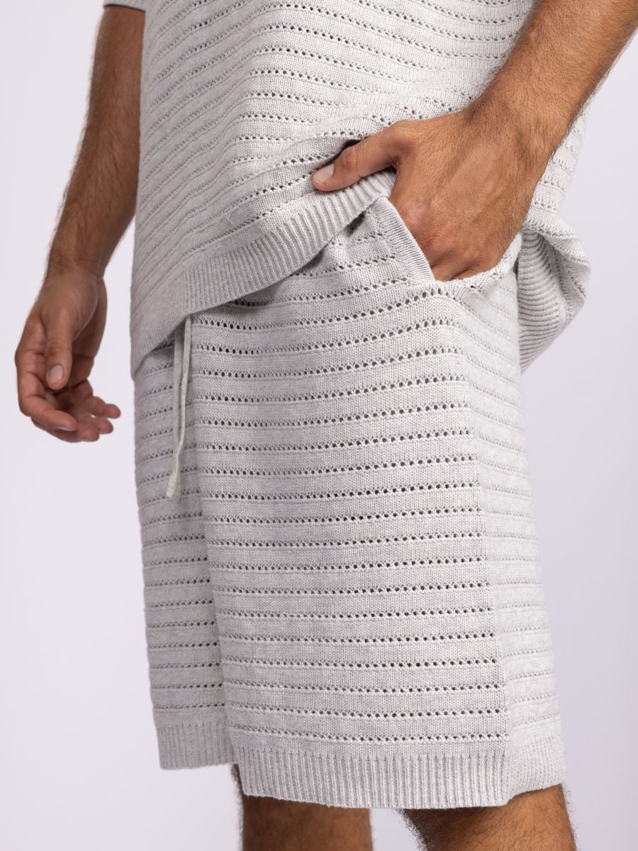 מכנסי ברמודה סרוגים לגבר בטקסטורה קווית