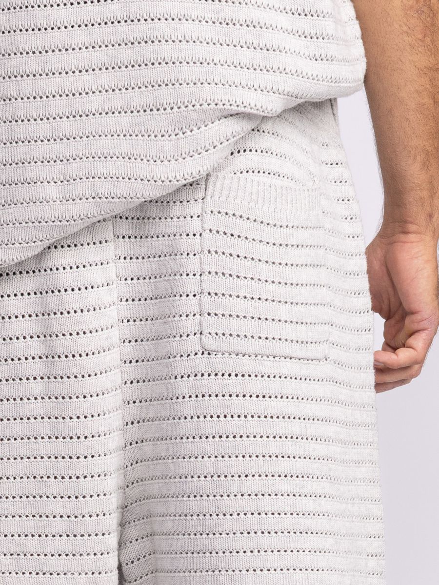 מכנסי ברמודה סרוגים לגבר בטקסטורה קווית