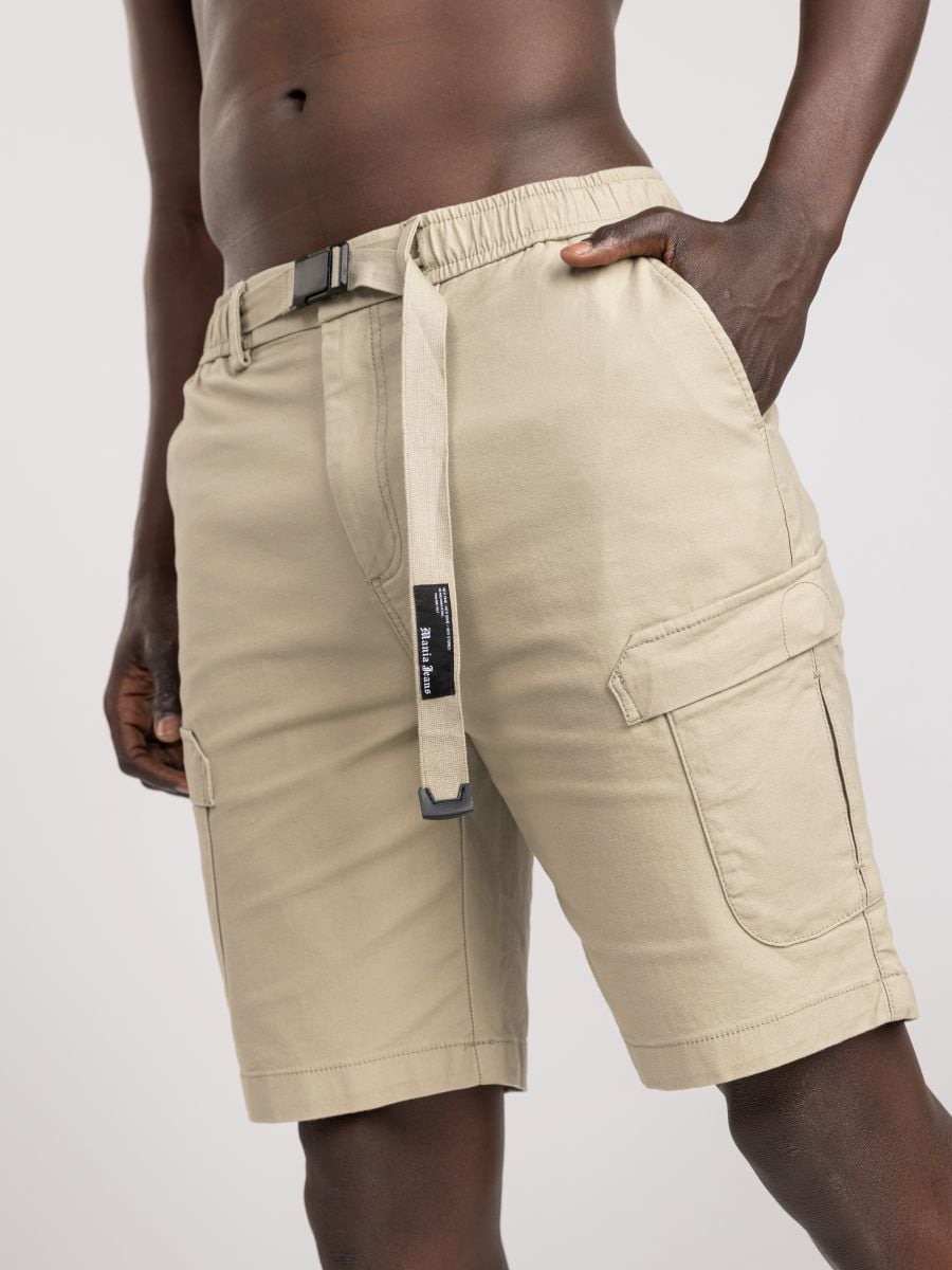מכנסי ברמודה קצרים לגבר עם חגורה ממותגת