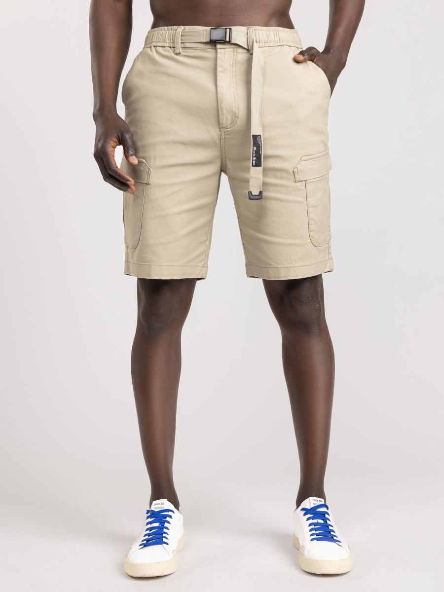 מכנסי ברמודה קצרים לגבר עם חגורה ממותגת