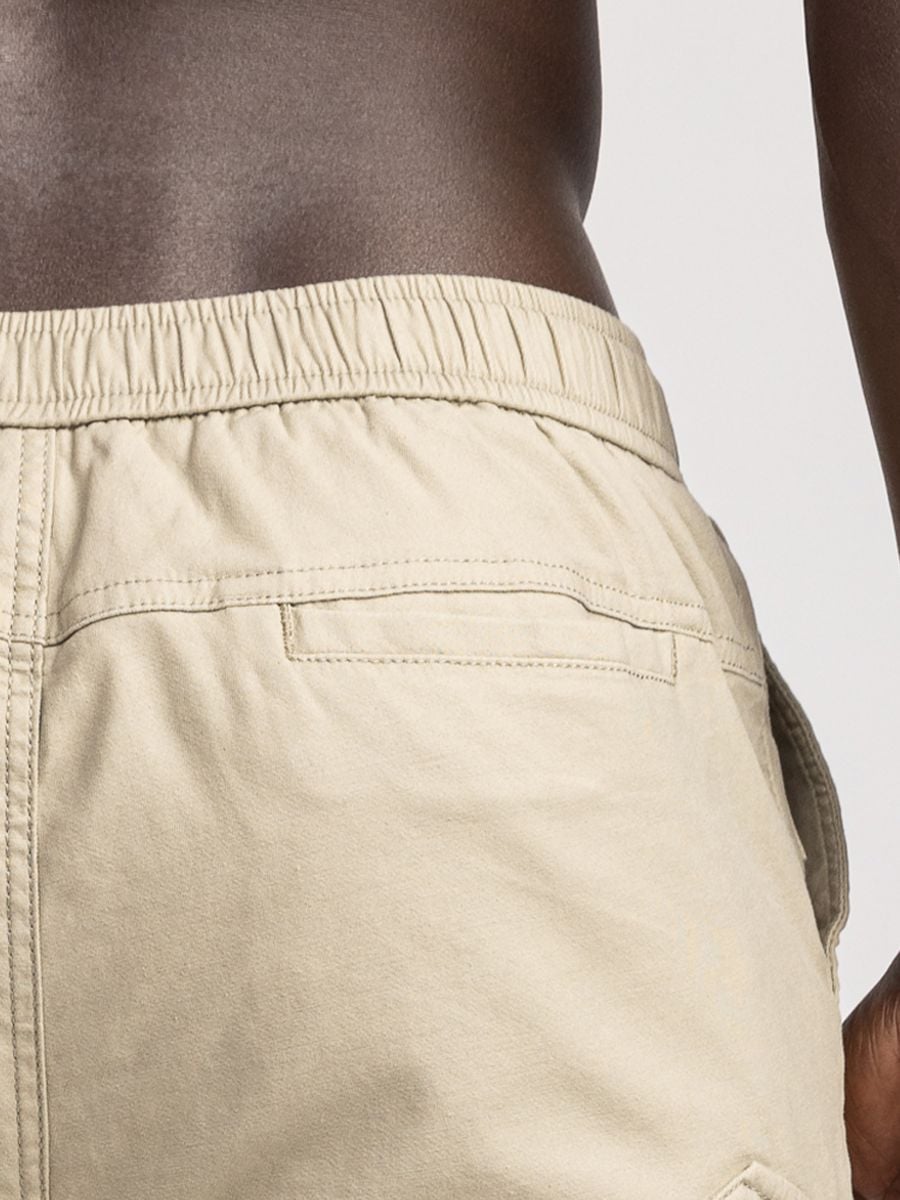 מכנסי ברמודה קצרים לגבר עם חגורה ממותגת