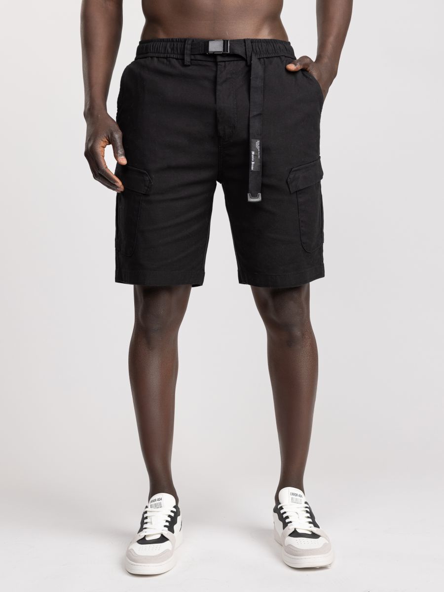 מכנסי ברמודה קצרים לגבר עם חגורה ממותגת