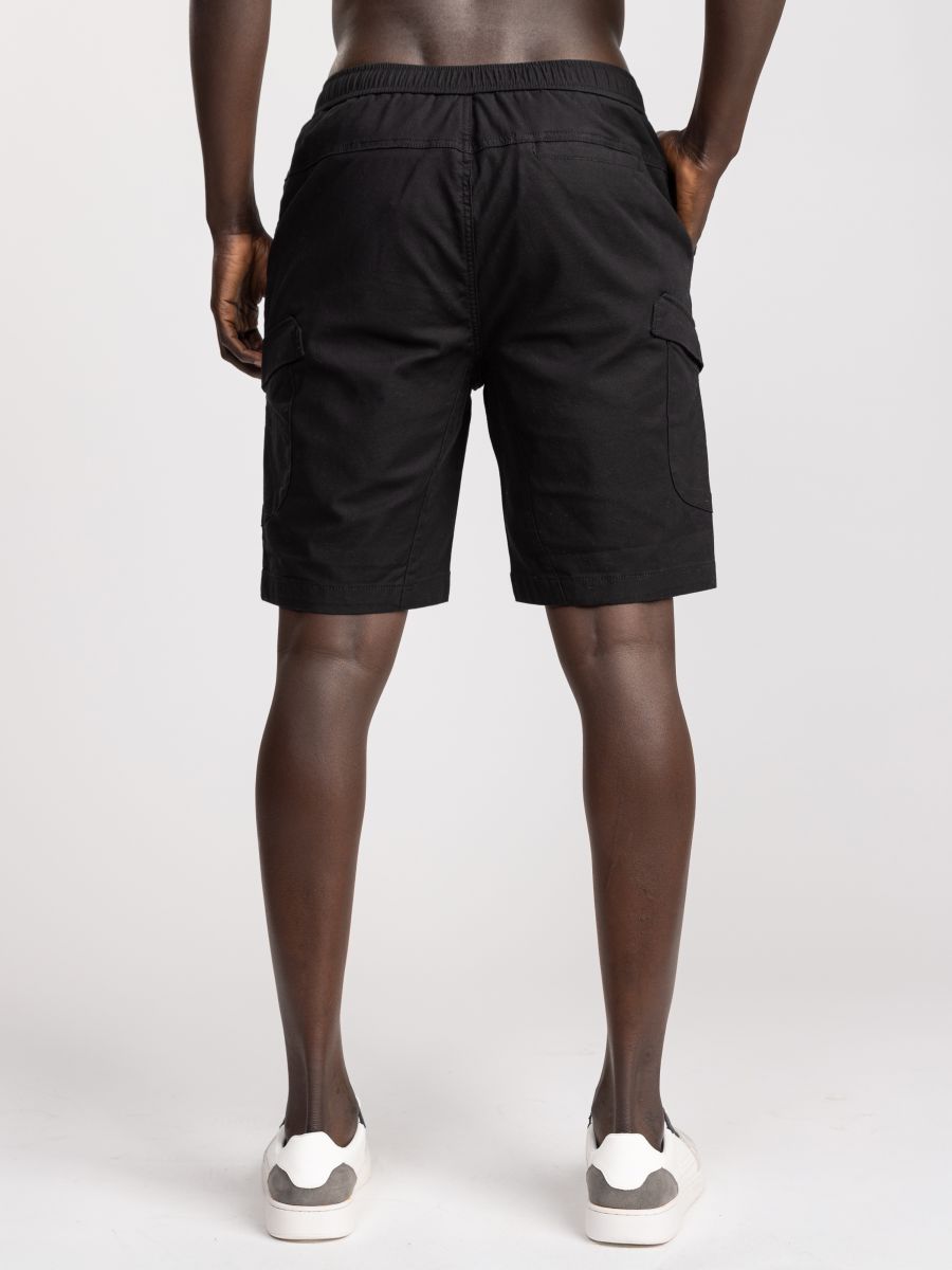 מכנסי ברמודה קצרים לגבר עם חגורה ממותגת