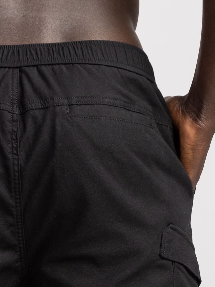 מכנסי ברמודה קצרים לגבר עם חגורה ממותגת