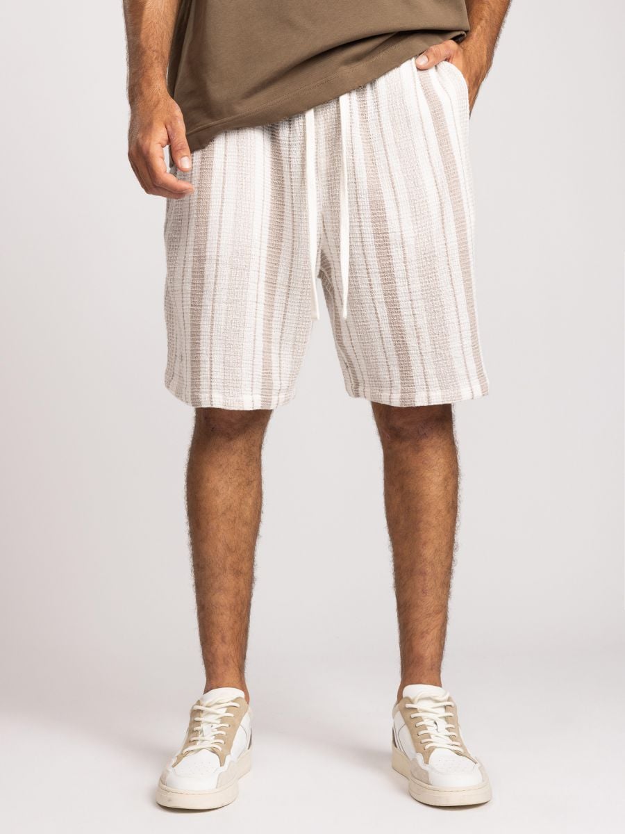 מכנסי ברמודה לגבר פסים אנכיים