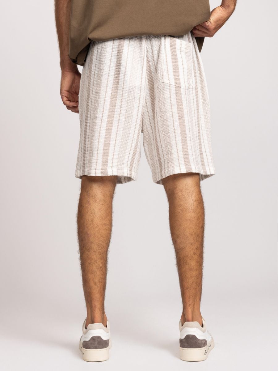 מכנסי ברמודה לגבר פסים אנכיים