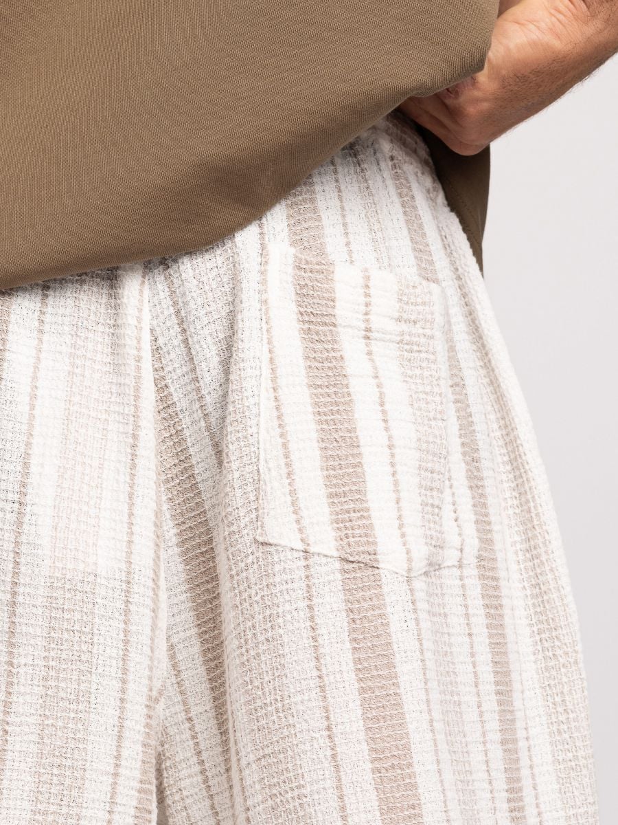 מכנסי ברמודה לגבר פסים אנכיים