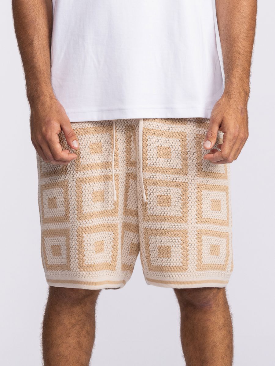 מכנסי ברמודה סרוגים לגבר עם דוגמת ריבועים