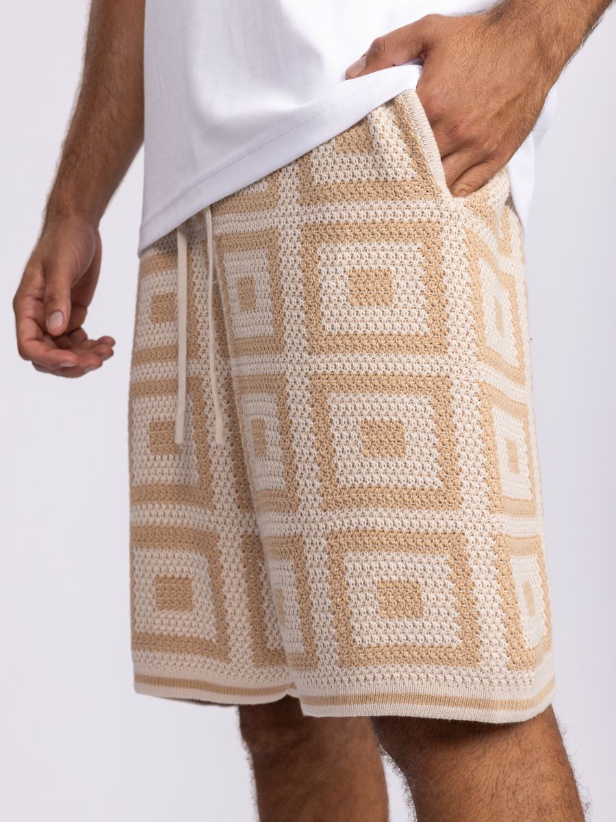 מכנסי ברמודה סרוגים לגבר עם דוגמת ריבועים