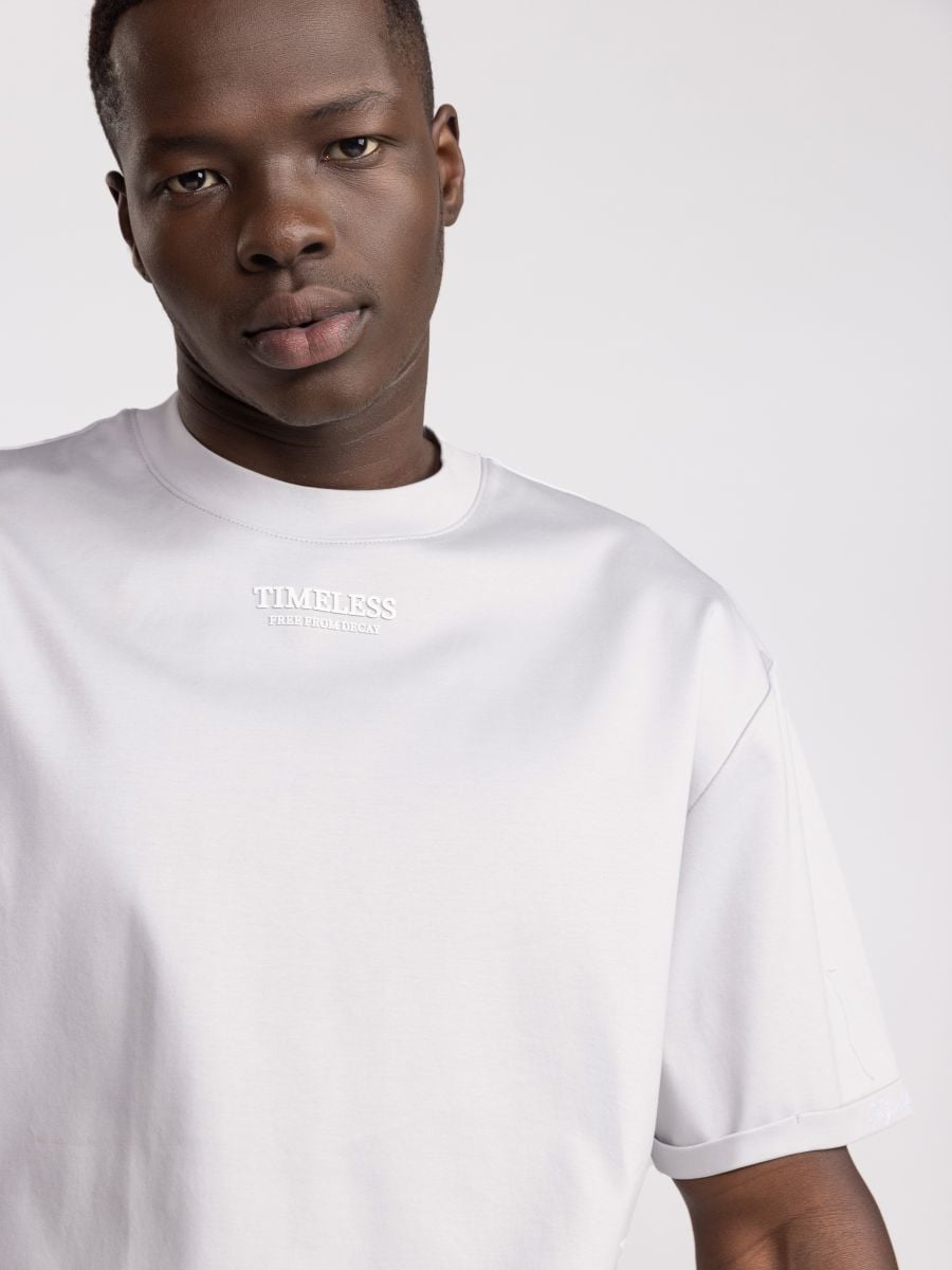 חולצת טי שירט לגבר TIMELESS