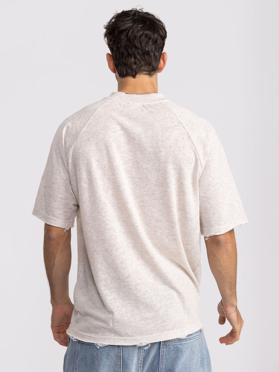 חולצת טי שירט עם שרוולי רגלן