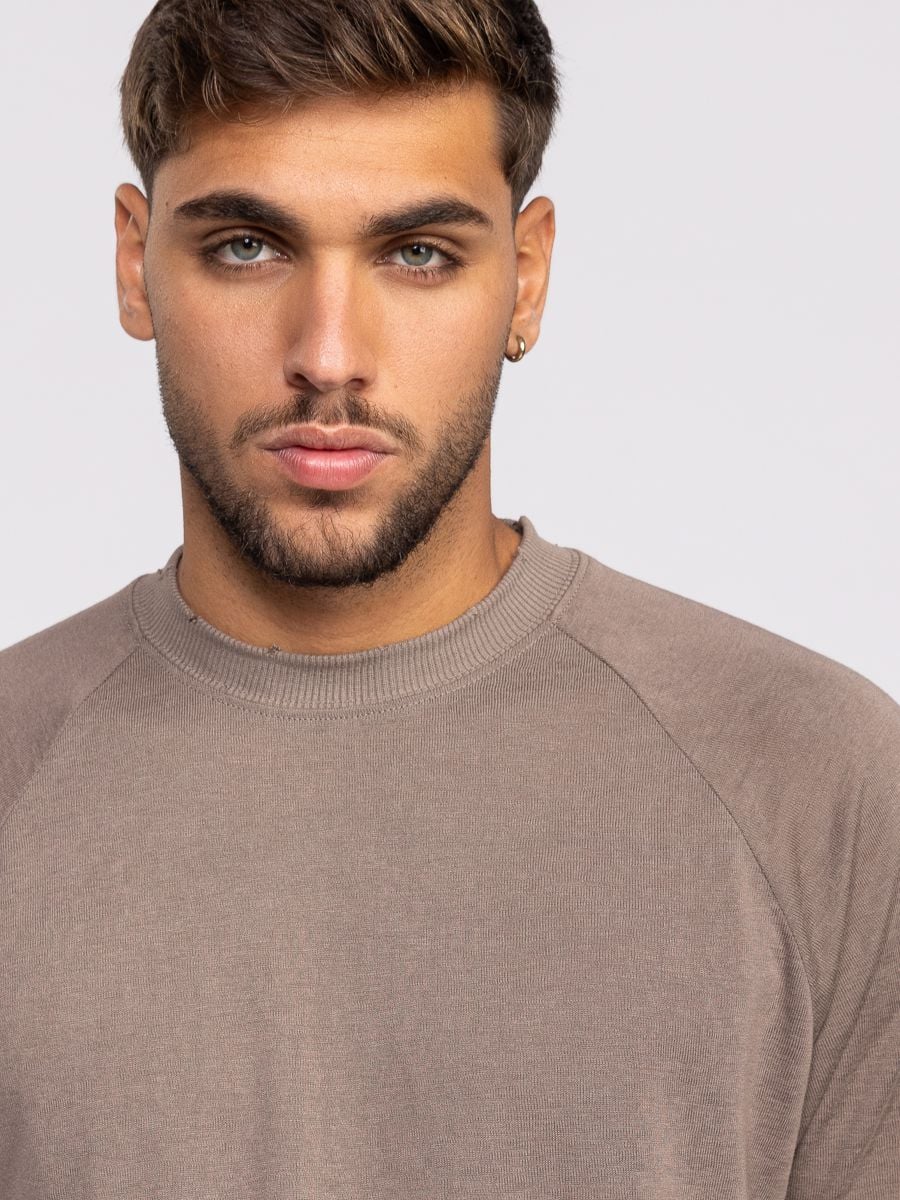 חולצת טי שירט עם שרוולי רגלן