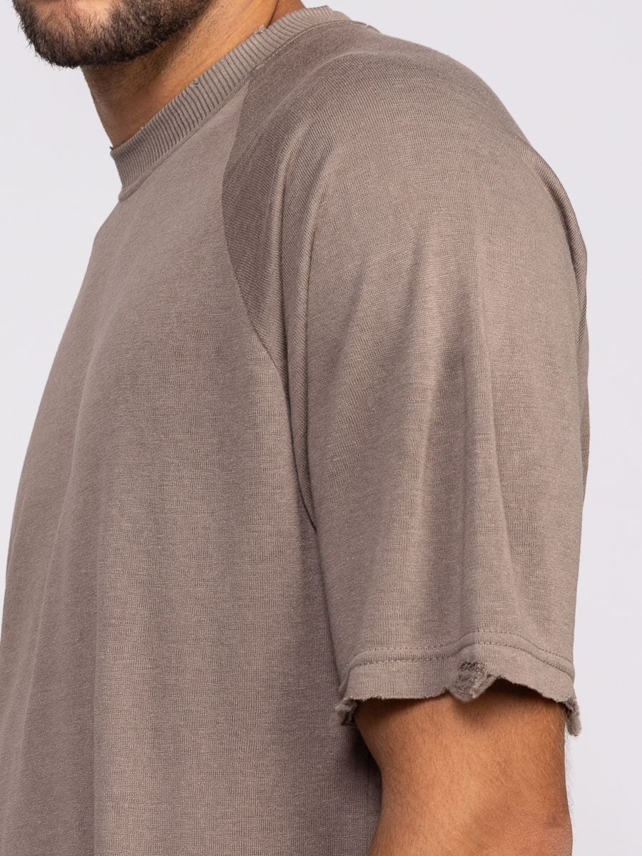 חולצת טי שירט עם שרוולי רגלן