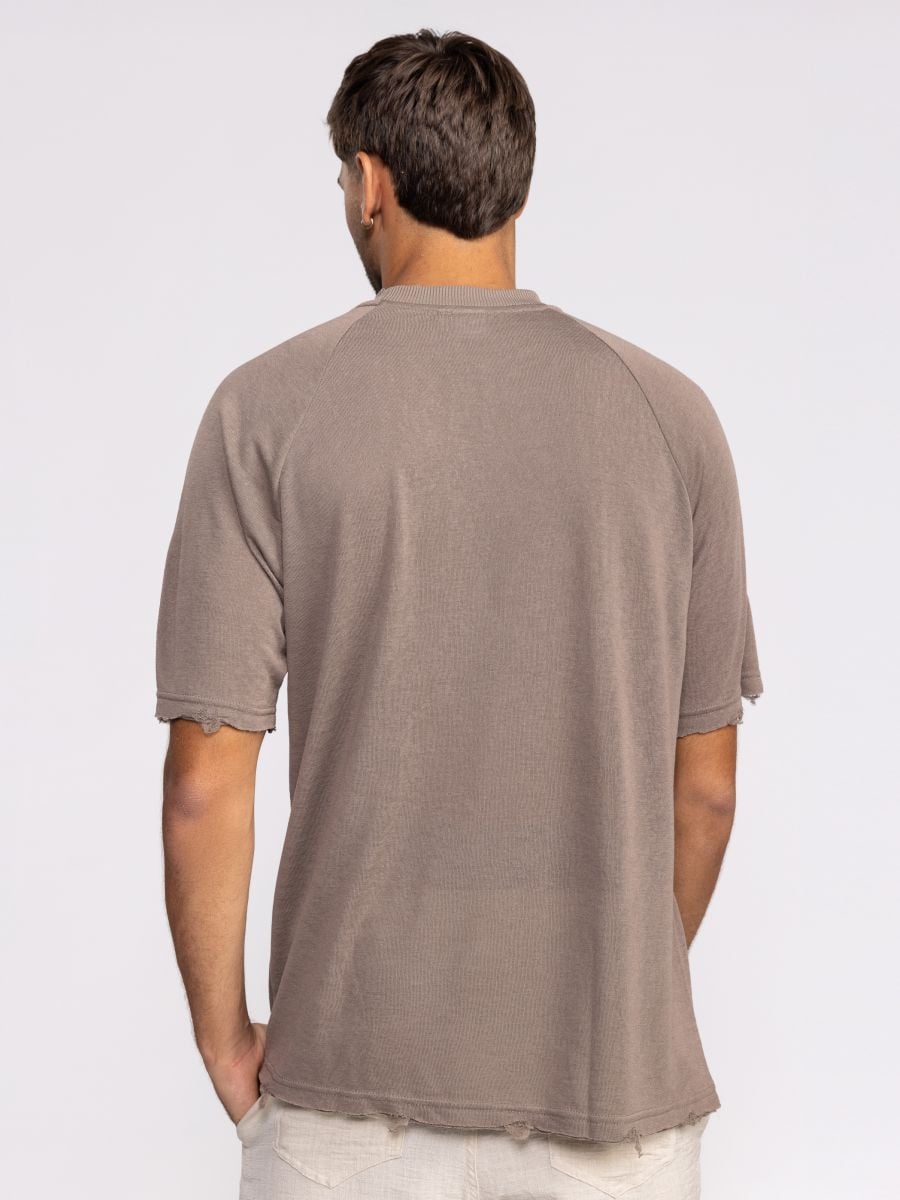 חולצת טי שירט עם שרוולי רגלן