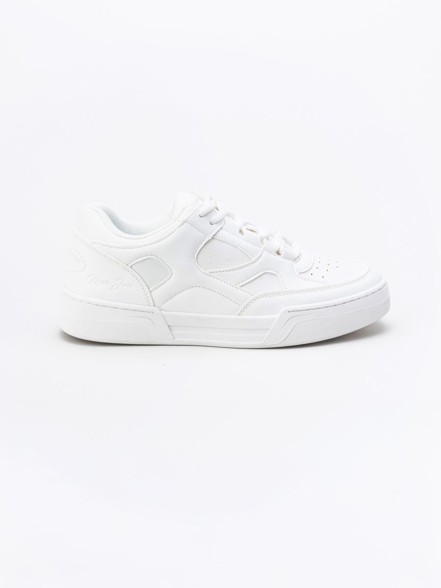 סניקרס קלאסיות עם לוגו רקום