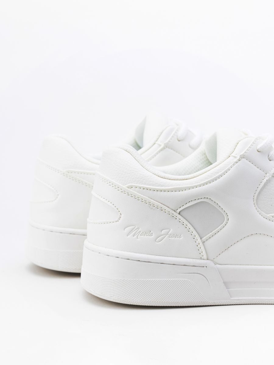 סניקרס קלאסיות עם לוגו רקום