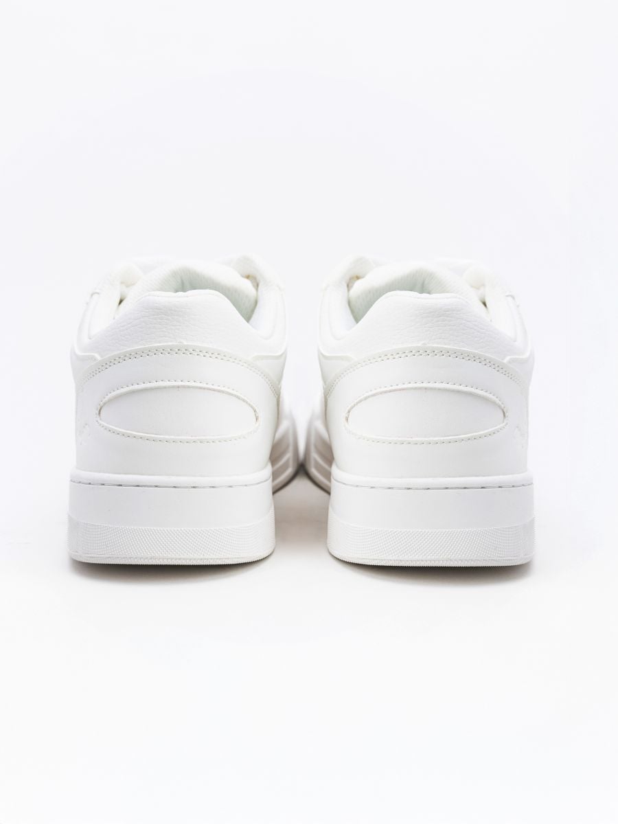 סניקרס קלאסיות עם לוגו רקום