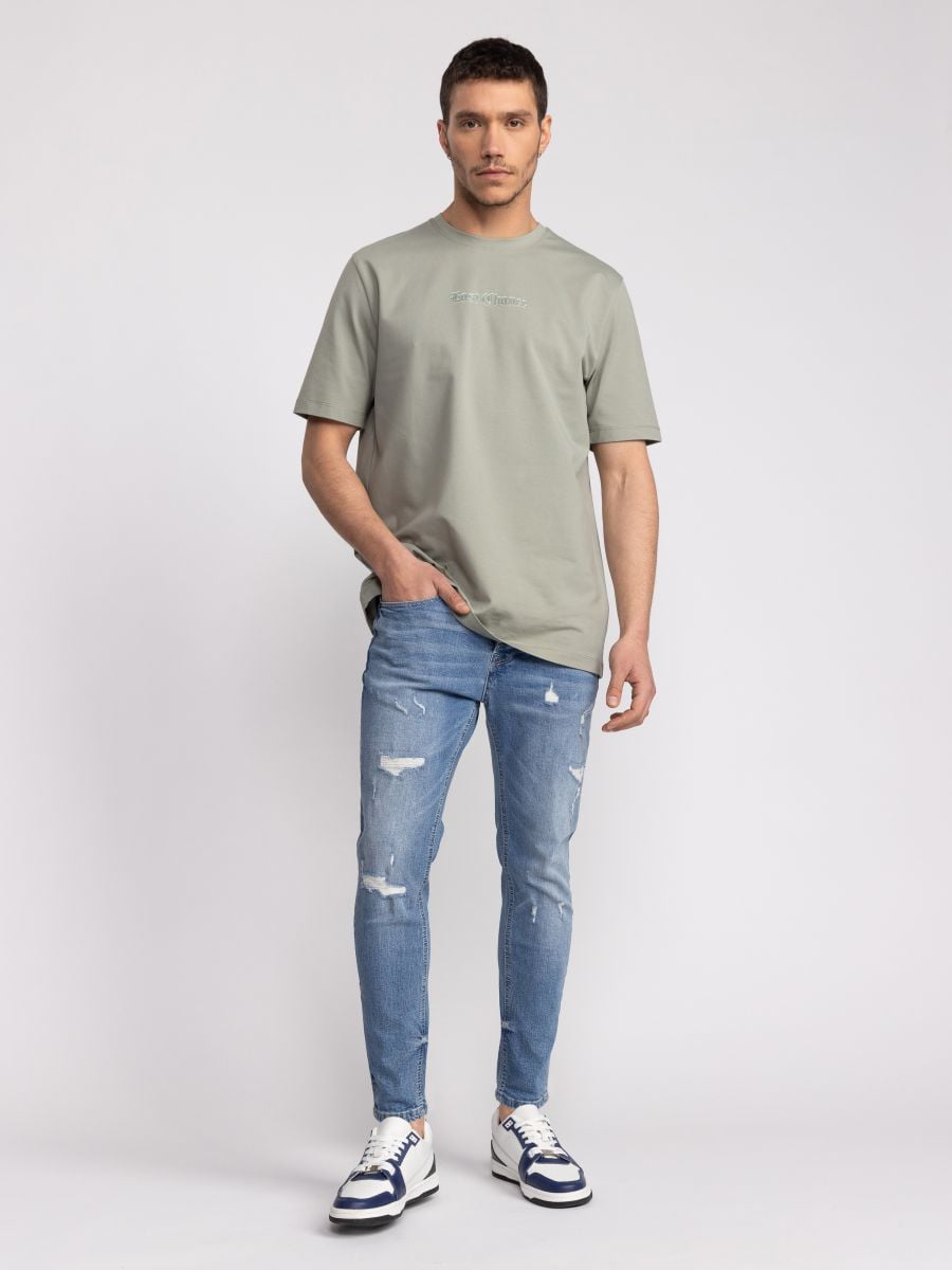 גינס סקיני בהיר עם קרעים עדינים