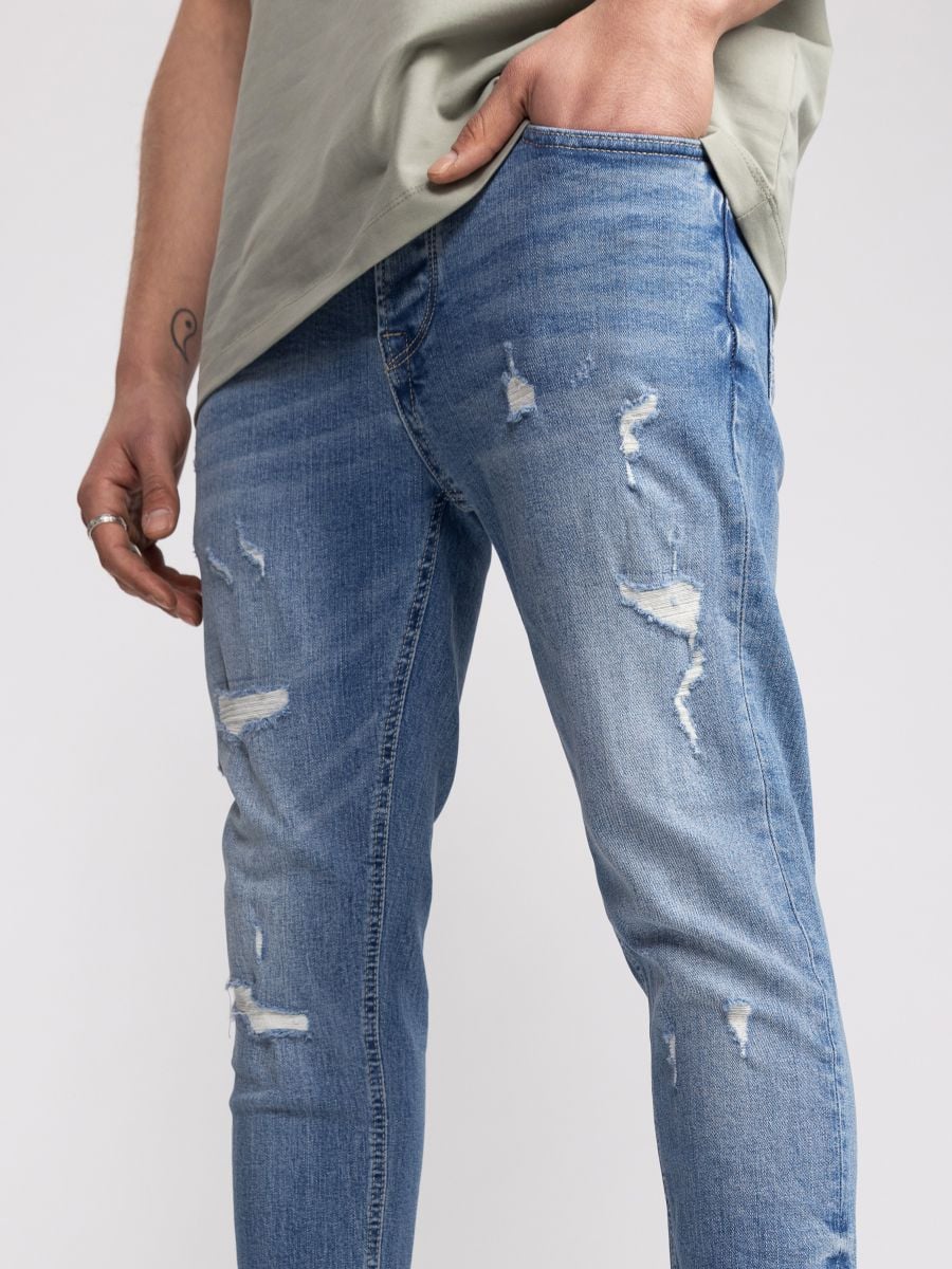 גינס סקיני בהיר עם קרעים עדינים