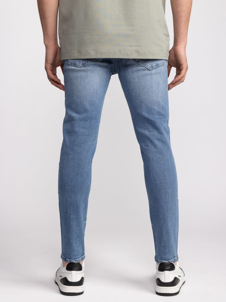 גינס סקיני בהיר עם קרעים עדינים