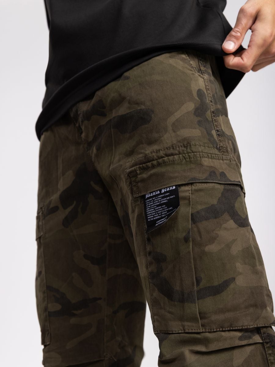 דגמח לגבר עם הדפס קומפלאז