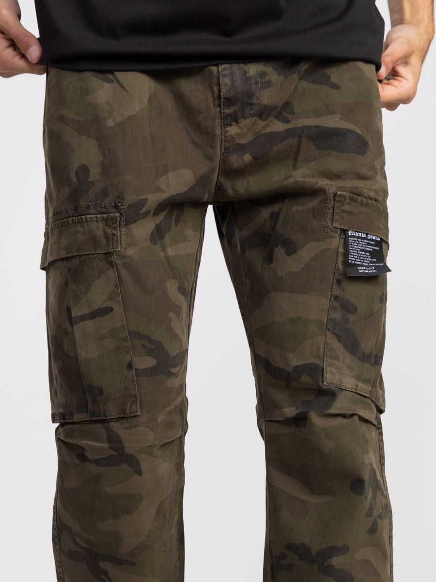 דגמח לגבר עם הדפס קומפלאז